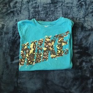 Nike athletic cut Tee shirt 👕